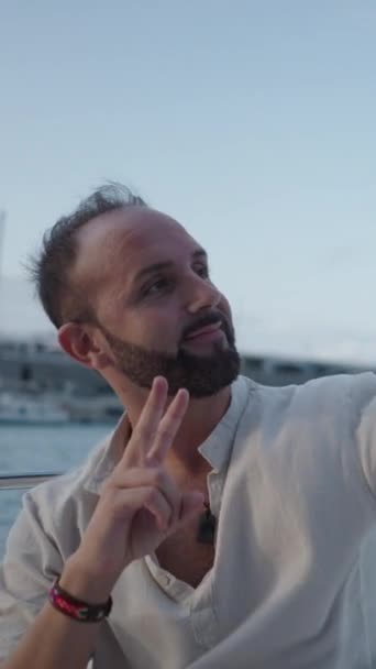 Όμορφο Αγόρι Γενειάδα Βγάζει Selfie Στο Σκάφος Vertical Fhd Luxury — Αρχείο Βίντεο