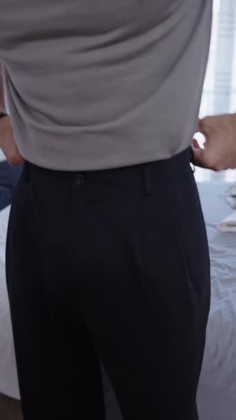 Homem Musculado Tocando Suas Calças Seu Quarto Fhd Vertical Vídeo — Vídeo de Stock