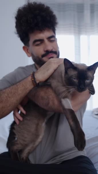 Chico Latino Acariciando Gato Dormitorio Fhd Vídeo Vertical — Vídeo de stock