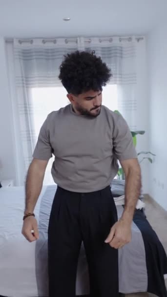 Haariger Mann Justiert Seine Hose Seinem Schlafzimmer Fhd Vertikales Video — Stockvideo