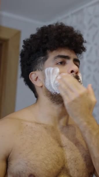 运动员将剃须刀泡沫涂在脸上 Fhd垂直录像 — 图库视频影像