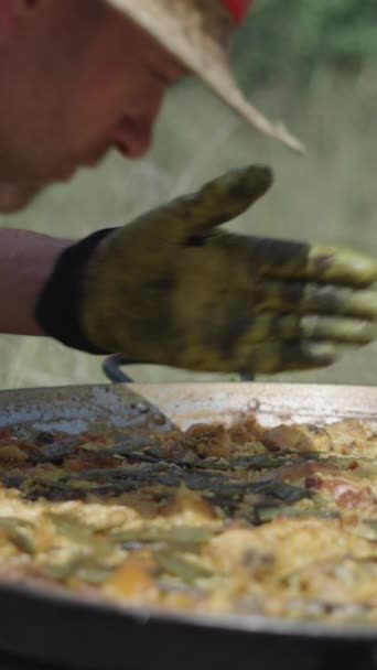 Μάγειρας Μυρίζει Την Φρεσκομαγειρεμένη Παέγια Στη Βαλένθια Ισπανικό Παραδοσιακό Φαγητό — Αρχείο Βίντεο