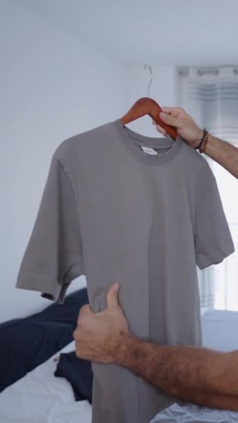 Tipo Musculoso Mirando Una Camiseta Gris Fhd Vídeo Vertical — Vídeo de stock