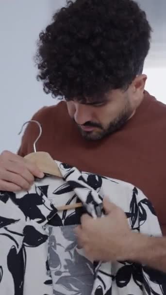 Mężczyzna Prasowanie Jego Koszuli Drukowanej Randkę Fhd Vertical Wideo — Wideo stockowe