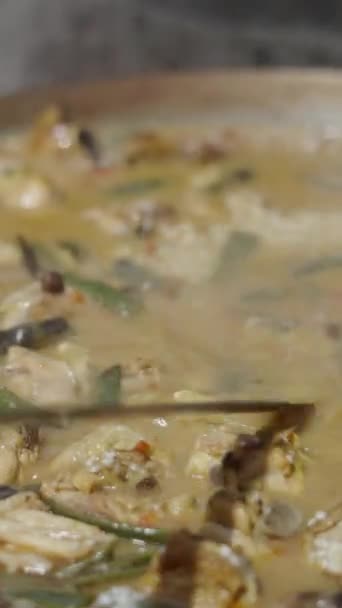Spanya Paella Çorbasını Karıştıran Bir Adam Spanyol Geleneksel Yemeği Dikey — Stok video