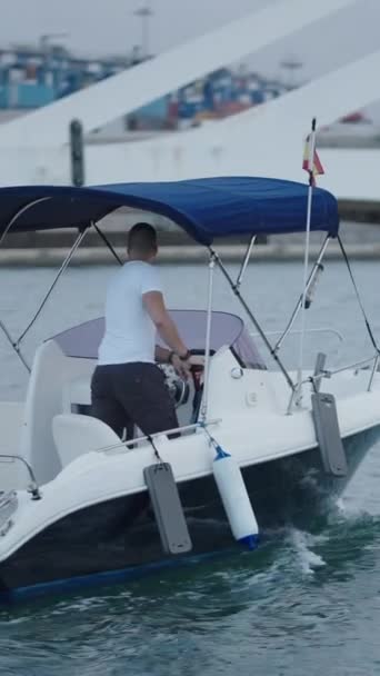 Spanya Bir Tekneye Iki Adam Bindi Dikey Fhd Lüks Yaşam — Stok video