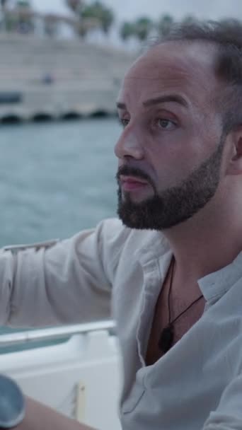 Uomo Adulto Guarda Avanti Mentre Guida Una Barca Nel Porto — Video Stock