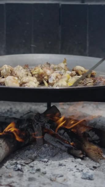 Паэлья Плите Курицей Внутри Пока Повар Жарит Традиционная Испанская Еда — стоковое видео