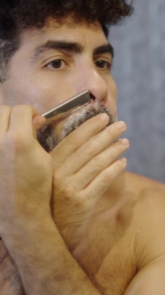 Hombre Delinea Barba Con Una Navaja Afeitar Casa Fhd Vídeo — Vídeo de stock