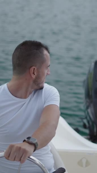 两个朋友在西班牙开船用发动机 垂直Fhd奢华生活 — 图库视频影像