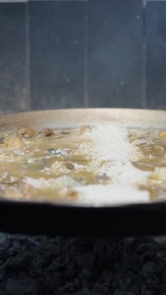 Cuisinier Méconnaissable Jette Riz Dans Paella Nourriture Traditionnelle Espagnole Vertical — Video