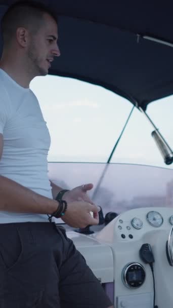 Spierjongen Vertelt Een Bootchauffeur Iets Verticale Fhd Luxury Lifestyle — Stockvideo