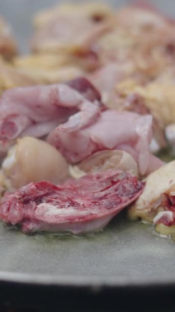 Csirke Darabok Paella Serpenyőben Sütve Miközben Szakács Keveredik Spanyol Hagyományos — Stock videók