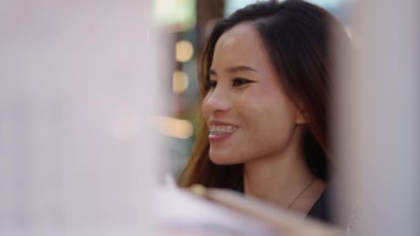Una Chica Con Frenos Sonríe Mercado Horizontal Video — Vídeos de Stock