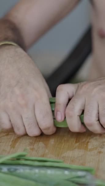 在瓦伦西亚 西班牙传统食物中被一个无法辨认的人砍断的番茄 — 图库视频影像