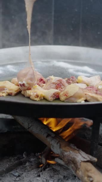 Cocinero Irreconocible Vertiendo Pollo Paella Comida Tradicional Española Vertical — Vídeos de Stock