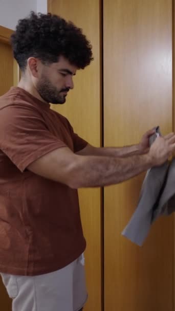 Mann Trägt Graues Hemd Und Schwarze Hose Fhd Vertical Video — Stockvideo