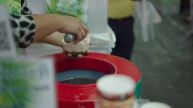 Tayland pazarında sunulan hindistan cevizli dondurma - 4K Yatay video
