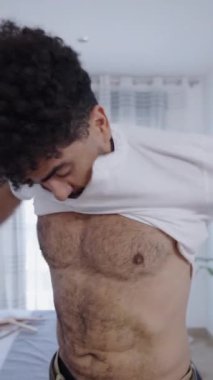 Çekici Latin adam pantolonunu düzeltiyor - FHD dikey video