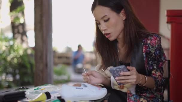 Mujer Tailandesa Pinta Con Pincel Zapato Horizontal Video — Vídeos de Stock