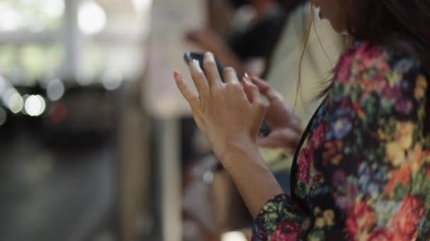 Неузнаваемая Тайская Девушка Смотрит Свой Телефон Горизонтальное Видео — стоковое видео
