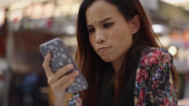 Тайская Женщина Удивлена Увидев Своем Мобильном Горизонтальное Видео — стоковое видео