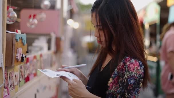 Koyu Renk Saçlı Bir Kadın Siparişini Bir Kağıt Parçasına Yazar — Stok video