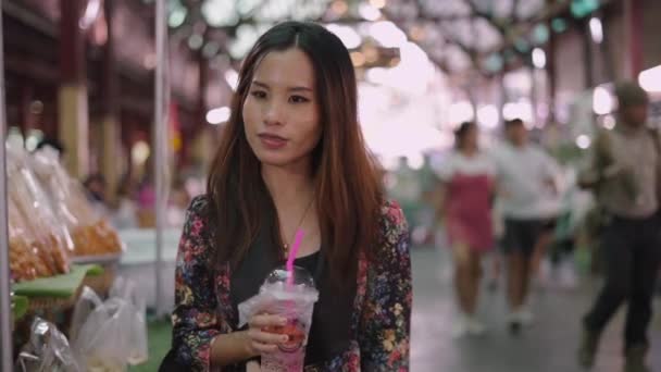 Una Hermosa Mujer Asiática Sonríe Con Batido Horizontal Video — Vídeo de stock