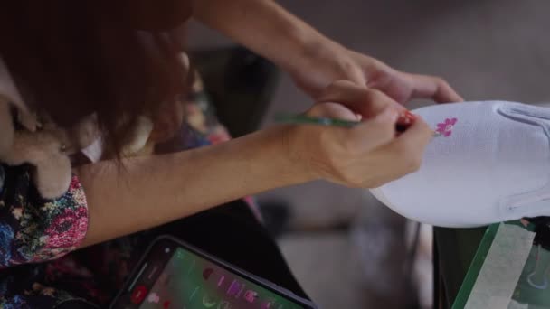 Женщины Рисуют Цветок Обуви Горизонтальное Видео — стоковое видео