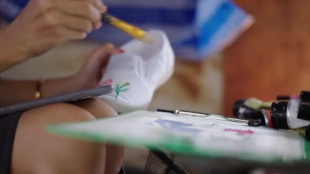 Женская Рука Рисует Обувь Кистью Горизонтальное Видео — стоковое видео