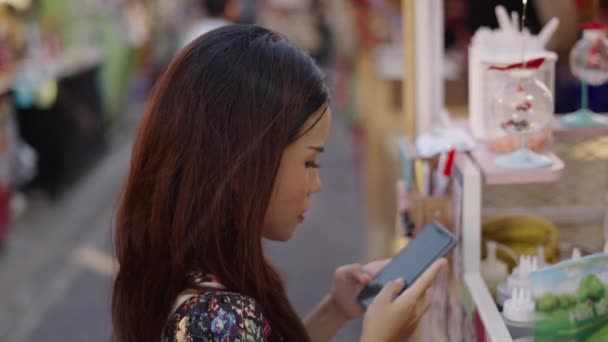 Una Chica Tailandesa Muestra Teléfono Móvil Mercado Horizontal Video — Vídeos de Stock