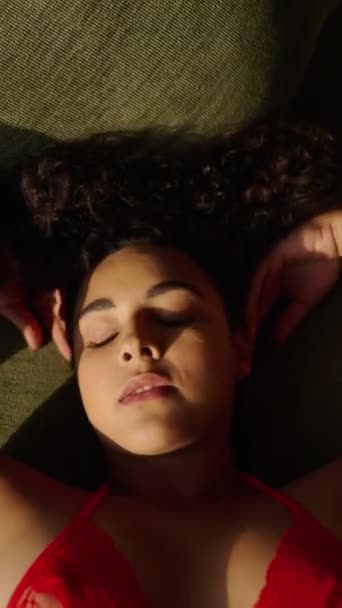 Latina Ενήλικη Κοπέλα Ξαπλωμένη Αγγίζοντας Δέρμα Της Fhd Vertical Video — Αρχείο Βίντεο