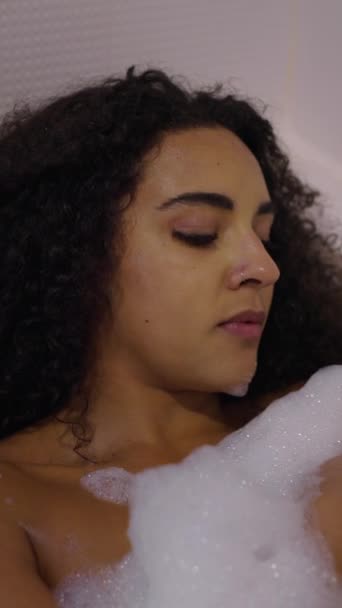 迷人的黑发女人用洗浴泡沫揉搓身体 Fhd垂直视频 — 图库视频影像