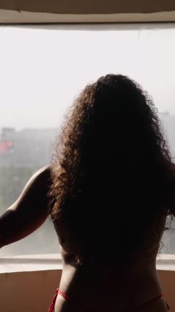 Bir Kadının Kollarını Kaldırıp Bir Pencerenin Önünde Yürümesi Fhd Dikey — Stok video