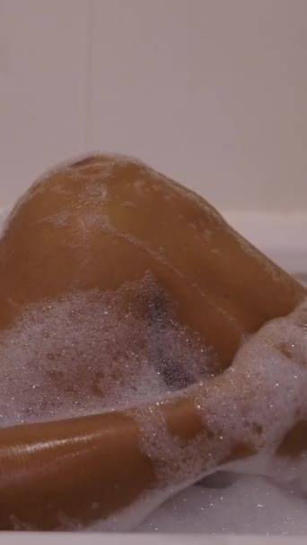 Latin Kız Küvetinde Köpük Banyosu Yapıyor Fhd Dikey Video — Stok video