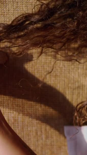 成年妇女的手触摸她的卷发 Fhd垂直视频 — 图库视频影像