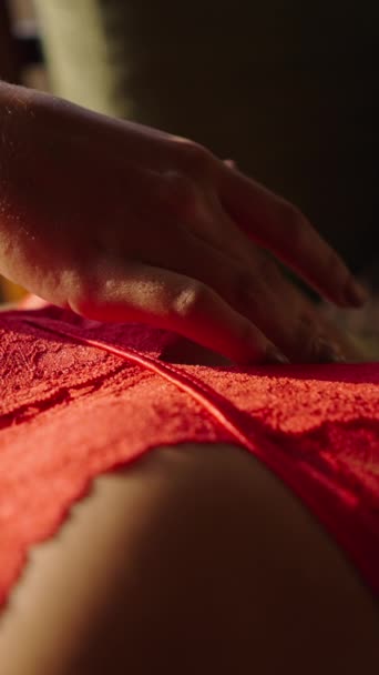 Fotoaparát Sledující Ruku Ženy Latina Tření Celé Její Tělo Fhd — Stock video
