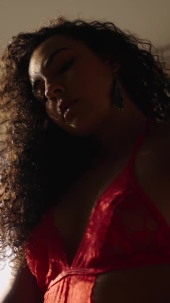 Kırmızı Çamaşırlı Güzel Latin Kadın Kıvırcık Saçlarına Dokunuyor — Stok video