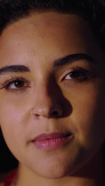 Primer Plano Retrato Una Chica Sudamericana Rizada Sonriente Fhd Vídeo — Vídeos de Stock