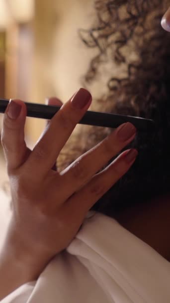 Tanımlanamayan Kadın Telefonuyla Yataktan Ses Gönderiyor Fhd Dikey Video — Stok video