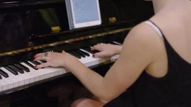 Kız elleri aynı anda dans ederken piyano çalar - 4K Yatay Video