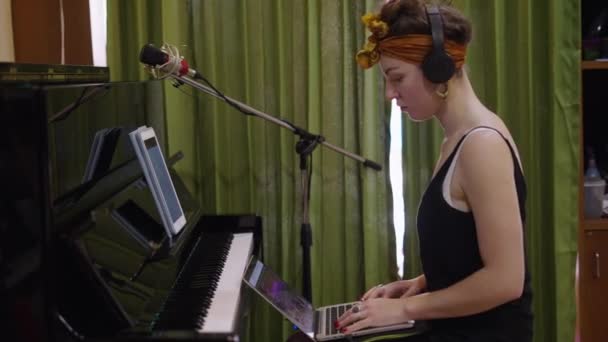 Hermosa Mujer Reproduce Música Desde Computadora Portátil Escuchando Través Sus — Vídeo de stock