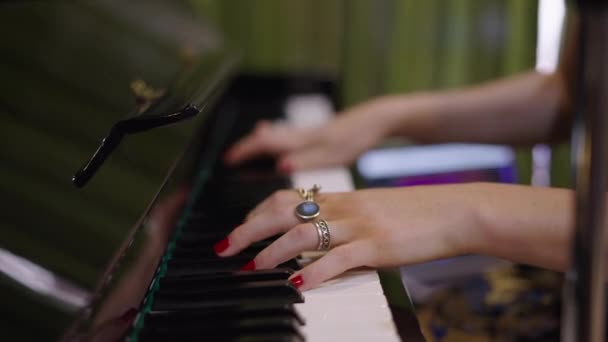 Piyano Tuşlarını Çalan Güzel Kadın Elleri Yatay Video — Stok video