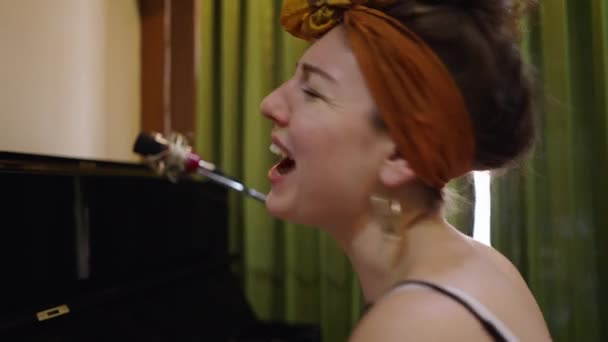 美丽的高加索女人弹钢琴 歌唱得非常卖力 4K水平录影带 — 图库视频影像