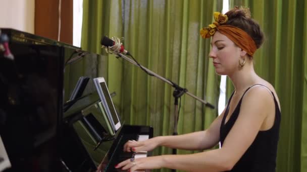 戴着头巾的年轻漂亮姑娘弹钢琴 精力充沛地歌唱 4K水平视频 — 图库视频影像