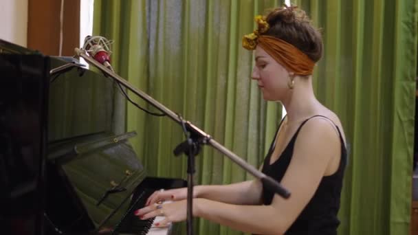 Μια Νεαρή Γυναίκα Τουρμπάνι Στα Μαλλιά Παίζει Πιάνο Συγκέντρωση Οριζόντια — Αρχείο Βίντεο