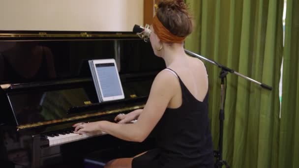 Ζωντανό Κορίτσι Χορεύει Και Παίζει Πιάνο Ενθουσιασμό Οριζόντια Βίντεο — Αρχείο Βίντεο