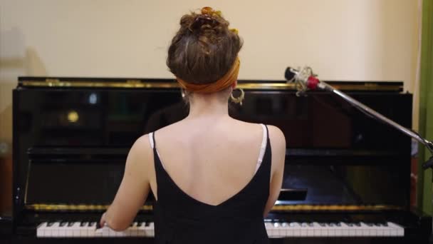 Ragazza Con Schiena Una Maglietta Nera Suona Pianoforte Video Orizzontale — Video Stock