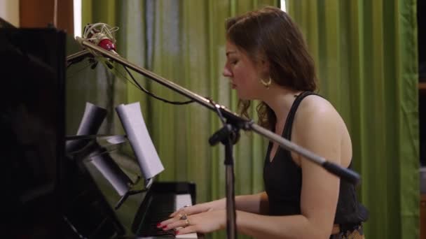 Joven Chica Caucásica Toca Piano Sonríe Cámara Horizontal Video — Vídeo de stock