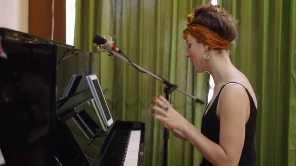 Westliche Erwachsene Frau Zückt Ihr Handy Und Fängt Klavier Spielen — Stockvideo